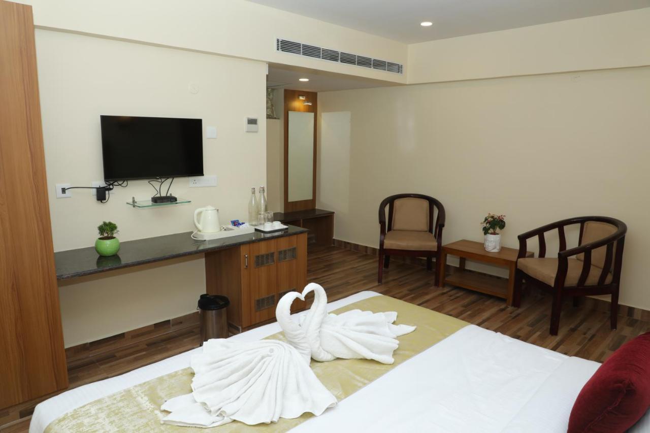 Gadiraju Palace Convention Centre & Hotel Visakhapatnam Buitenkant foto