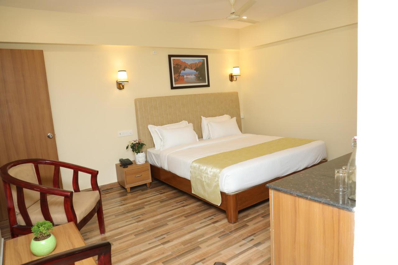 Gadiraju Palace Convention Centre & Hotel Visakhapatnam Buitenkant foto